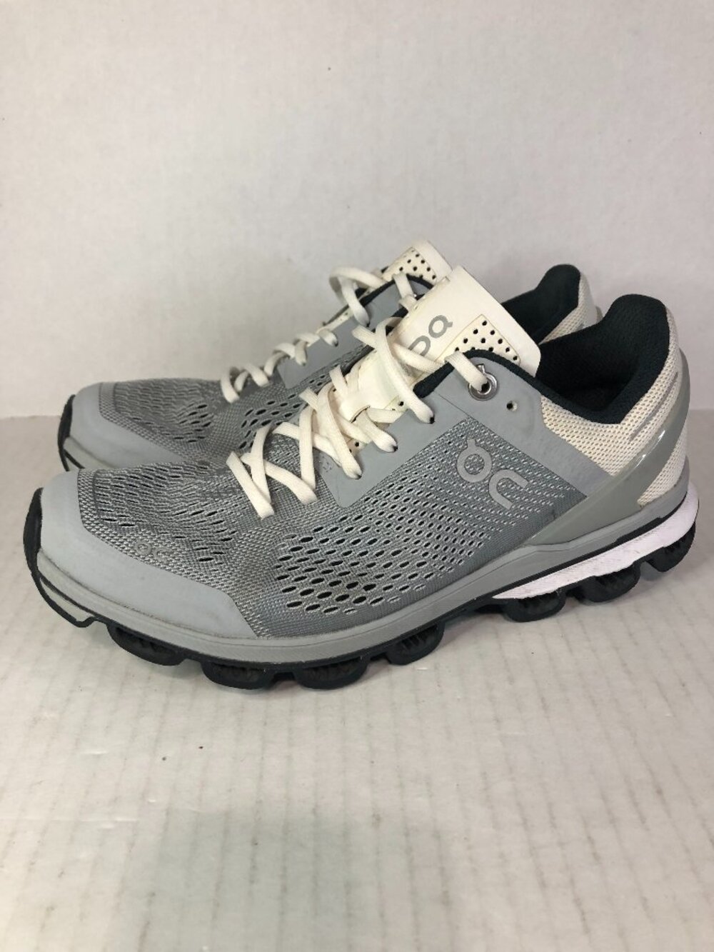 ON CLOUD Cloudsurfer Women's Running Shoes Sneakers Size 7 Gray White